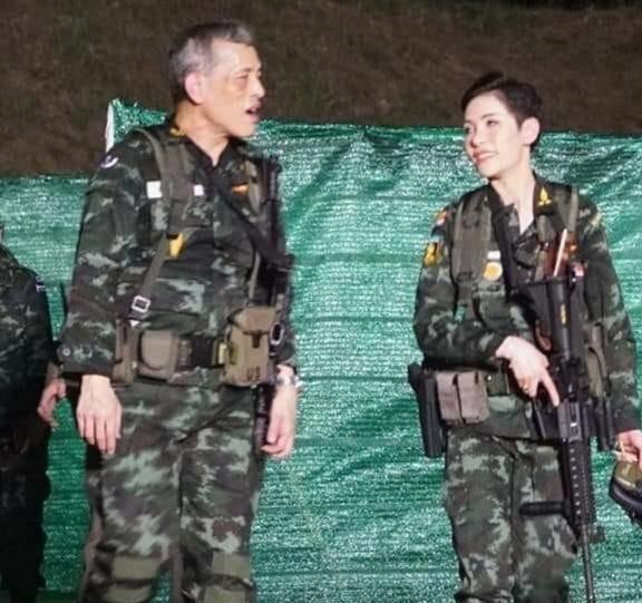 泰国国王擅长画儿童漫画不但给贵妃画过还彩神给父亲画过