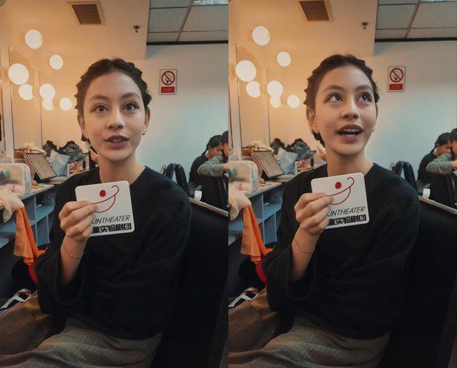 妈呀刘烨的女儿都这么大了？半张脸都是眼睛 好像漫画里的人啊