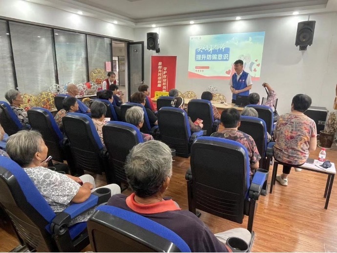 中信银行上海分行：让金融知识“零距离”教育宣传月活动火热开展