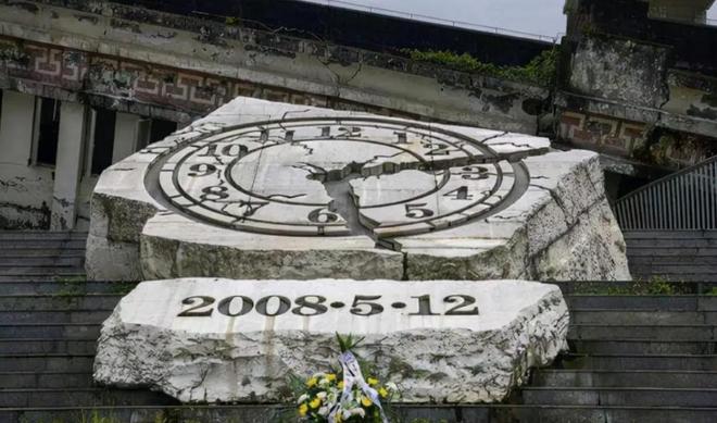 非常意外2009年开会时所用的茶杯是一个吃完的罐头瓶子(图12)