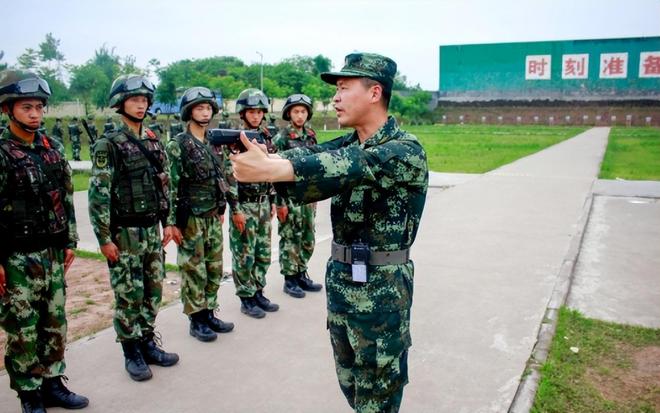 非常意外2009年开会时所用的茶杯是一个吃完的罐头瓶子(图14)