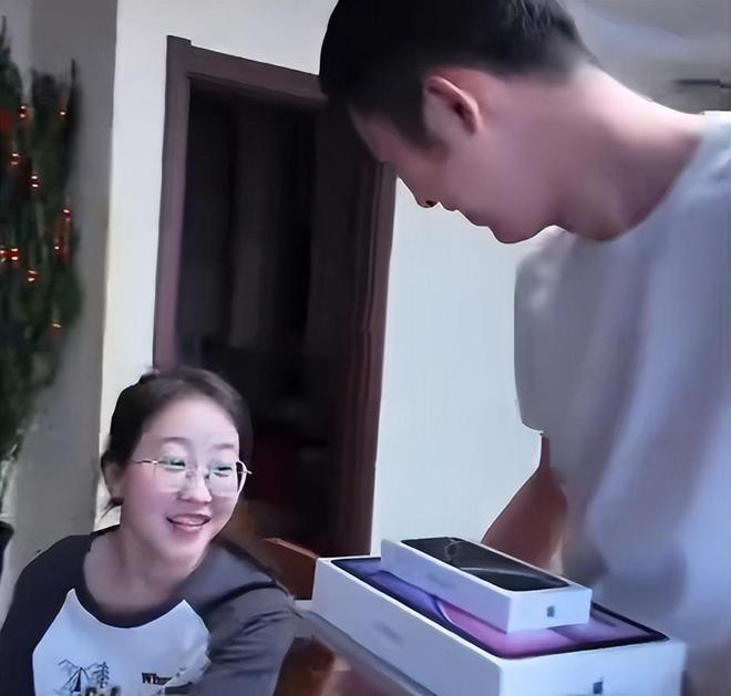 女生收到姐夫送的“考完三件套”眼睛都直了网友：开了个坏头